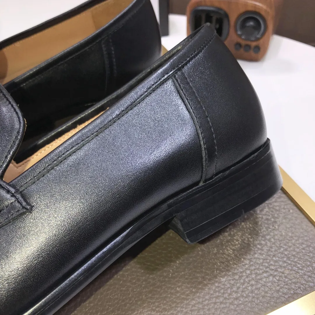 Factory batch 500💰Italy’s top luxury men’s shoe giant (GUCCI) (Gucci) (full cowhide lining) new arrival🍃Original European style🔰 Pleasant to the eye😍In order to make the shoes more durable and non-deformable🌀The production continues to follow traditional methods but there is still no lack of innovation💪The original sheepskin is selected for the leather♻️Smooth, natural and extra bright⭐Made of imported cowhide The rich man’s first choice 38-45 (45 customized)